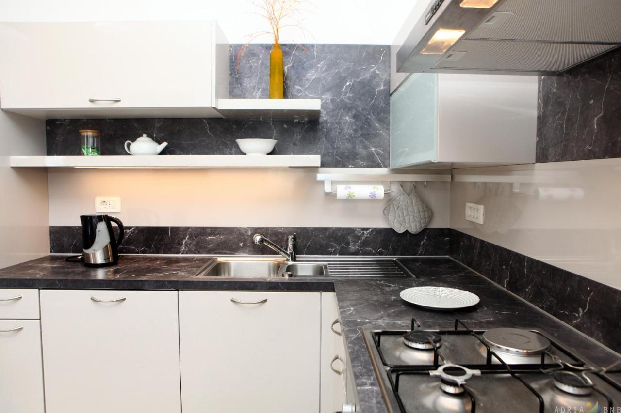Classy Apartment With Garden View Laura Порторож Екстер'єр фото