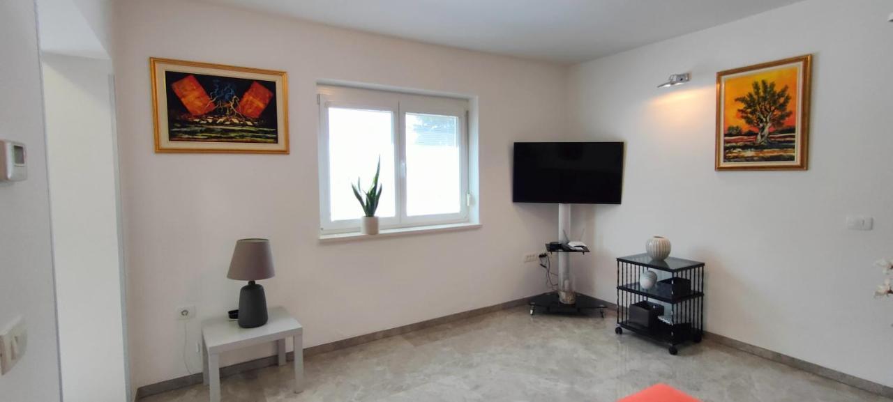 Classy Apartment With Garden View Laura Порторож Екстер'єр фото